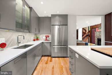 Stunning offering in gated Epping Forest! This mid-century - photo 31