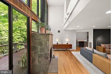 Stunning offering in gated Epping Forest! This mid-century - photo 32