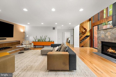 Stunning offering in gated Epping Forest! This mid-century - photo 33