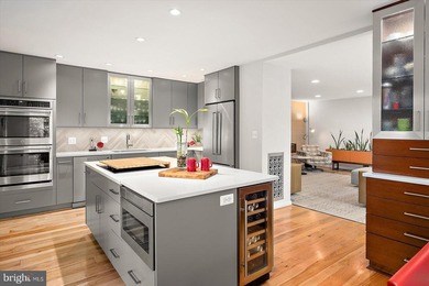 Stunning offering in gated Epping Forest! This mid-century - photo 35