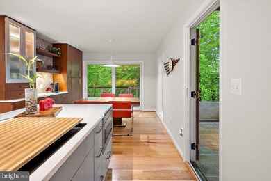 Stunning offering in gated Epping Forest! This mid-century - photo 36