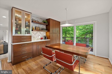 Stunning offering in gated Epping Forest! This mid-century - photo 38