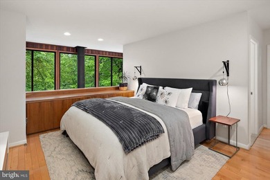 Stunning offering in gated Epping Forest! This mid-century - photo 40