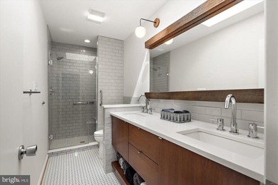 Stunning offering in gated Epping Forest! This mid-century - photo 41
