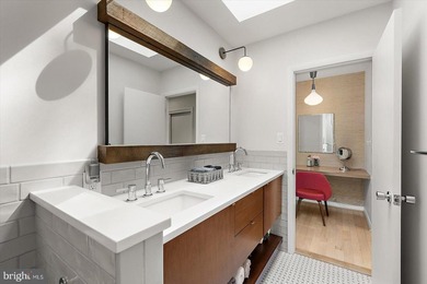 Stunning offering in gated Epping Forest! This mid-century - photo 42