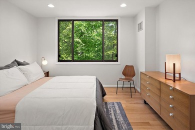 Stunning offering in gated Epping Forest! This mid-century - photo 45