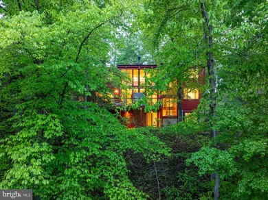 Stunning offering in gated Epping Forest! This mid-century - photo 47