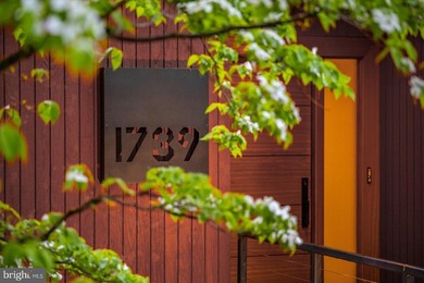 Stunning offering in gated Epping Forest! This mid-century - photo 50