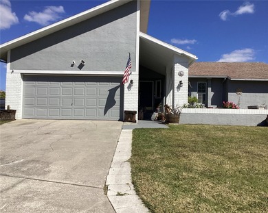 Settled in among only 14 homes on this cul-de-sac street, this - photo 3