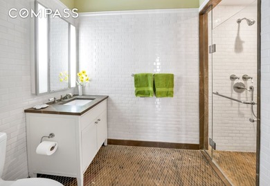 Stunning, luxurious, sun filled 4 bedroom 3.5 bath apartment - photo 15