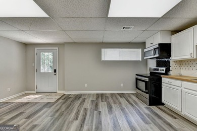 Elegant fully renovated Ranch Style house, ready to move in - photo 49