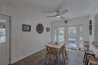 Welcome home to this charming and well maintained corner lot - photo 9