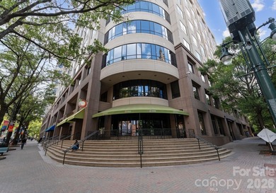 Live in the heart of Uptown Charlotte in this beautiful, sunny - photo 4