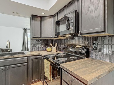 Amazing single family home less than 2 miles to UF!  Newer Roof - photo 11