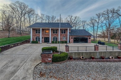Spacious and stylish 2-story home in Horseshoe Bend on over 1