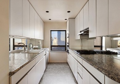 Massive Four-Bedroom Residence with Triple Exposures and Iconic - photo 12