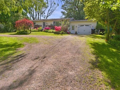 Welcome to this charming lakeside retreat tucked away on a - photo 4