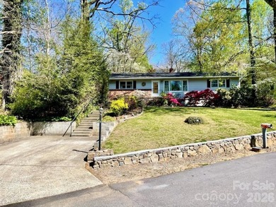 This charming home is in a prime location with no HOA fees and - photo 1