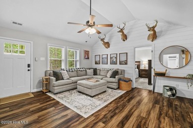 Beautifully updated and remodeled in 2021, this 3-bedroom - photo 3