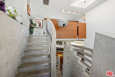 Set mid-block on one of LA's most coveted walk streets, 24 - photo 13