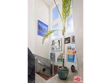 Set mid-block on one of LA's most coveted walk streets, 24 - photo 15