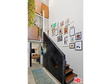 Set mid-block on one of LA's most coveted walk streets, 24 - photo 16