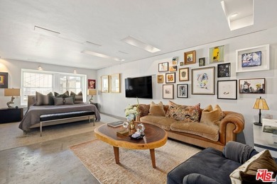 Set mid-block on one of LA's most coveted walk streets, 24 - photo 17