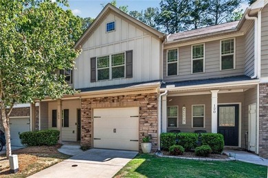 Welcome home to this move-in ready 3 bedroom, 2.5 bath townhouse - photo 3
