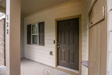 Welcome home to this move-in ready 3 bedroom, 2.5 bath townhouse - photo 5