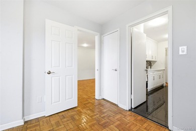 Discover a rare junior 4 converted into a 2-bedroom apartment - photo 16