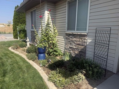 This fantastic one-level home boasts 3 bedrooms and 2 bathrooms - photo 4