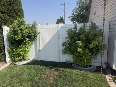 This fantastic one-level home boasts 3 bedrooms and 2 bathrooms - photo 5