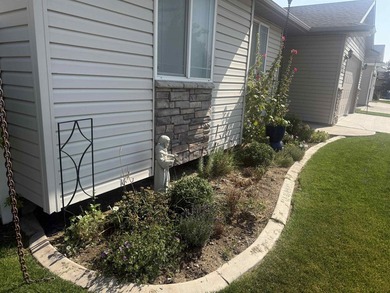 This fantastic one-level home boasts 3 bedrooms and 2 bathrooms - photo 6