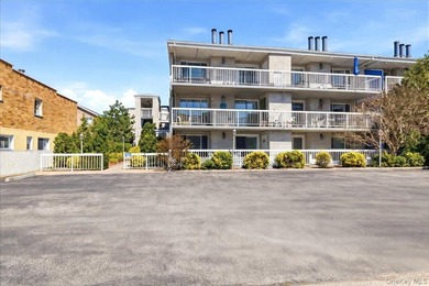 Welcome to this beautifully maintained 2-bedroom, 1.5-bath condo - photo 2
