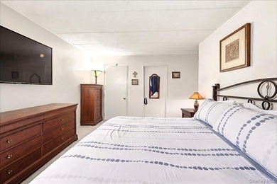Welcome to this beautifully maintained 2-bedroom, 1.5-bath condo - photo 4