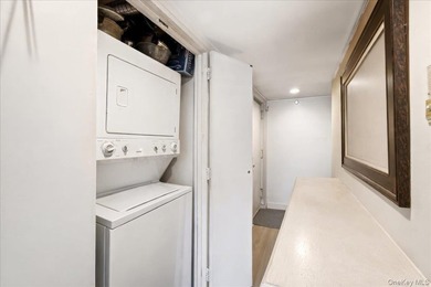 Welcome to this beautifully maintained 2-bedroom, 1.5-bath condo - photo 6