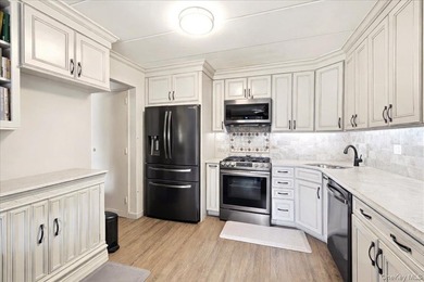 Welcome to this beautifully maintained 2-bedroom, 1.5-bath condo - photo 10