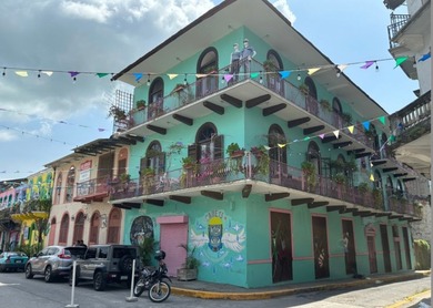 Located on Calle 13, Casa Chocolate stands out as the building - photo 1
