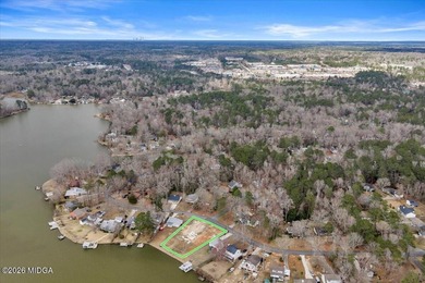 Beautiful prime lakefront property offering breathtaking - photo 2