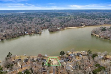 Beautiful prime lakefront property offering breathtaking - photo 3