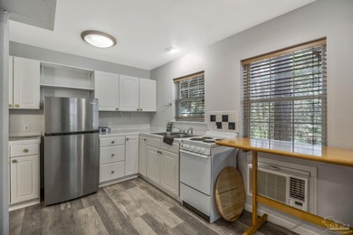 Welcome to your own slice of Florida paradise! A charming 1/1 - photo 2