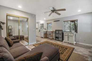 Welcome to your own slice of Florida paradise! A charming 1/1 - photo 3