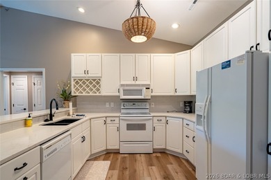 This top-floor Lazy Days condo shows like brand new and is being - photo 11