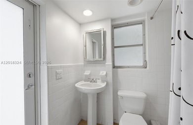 Beautifully maintained 4-bedroom, 3.5-bath pool home located in - photo 31