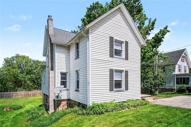Turnkey investment opportunity or ideal owner-occupied duplex! - photo 2