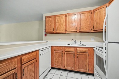 Welcome to Four Lakes! This well-maintained Birch model studio - photo 7