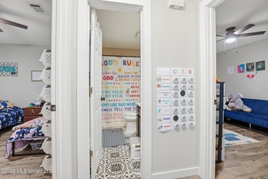 Welcome to your beautifully updated 3-bedroom, 2-bathroom home - photo 25