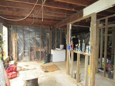 Classic Hawaiian home built in the 1940's. High ceilings with - photo 14