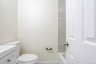 Move right into this three-bedroom, 2.5-bath townhouse with a - photo 17