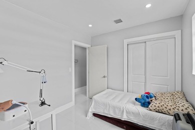 Discover this beautifully maintained 4-bedroom, 2-bathroom - photo 20